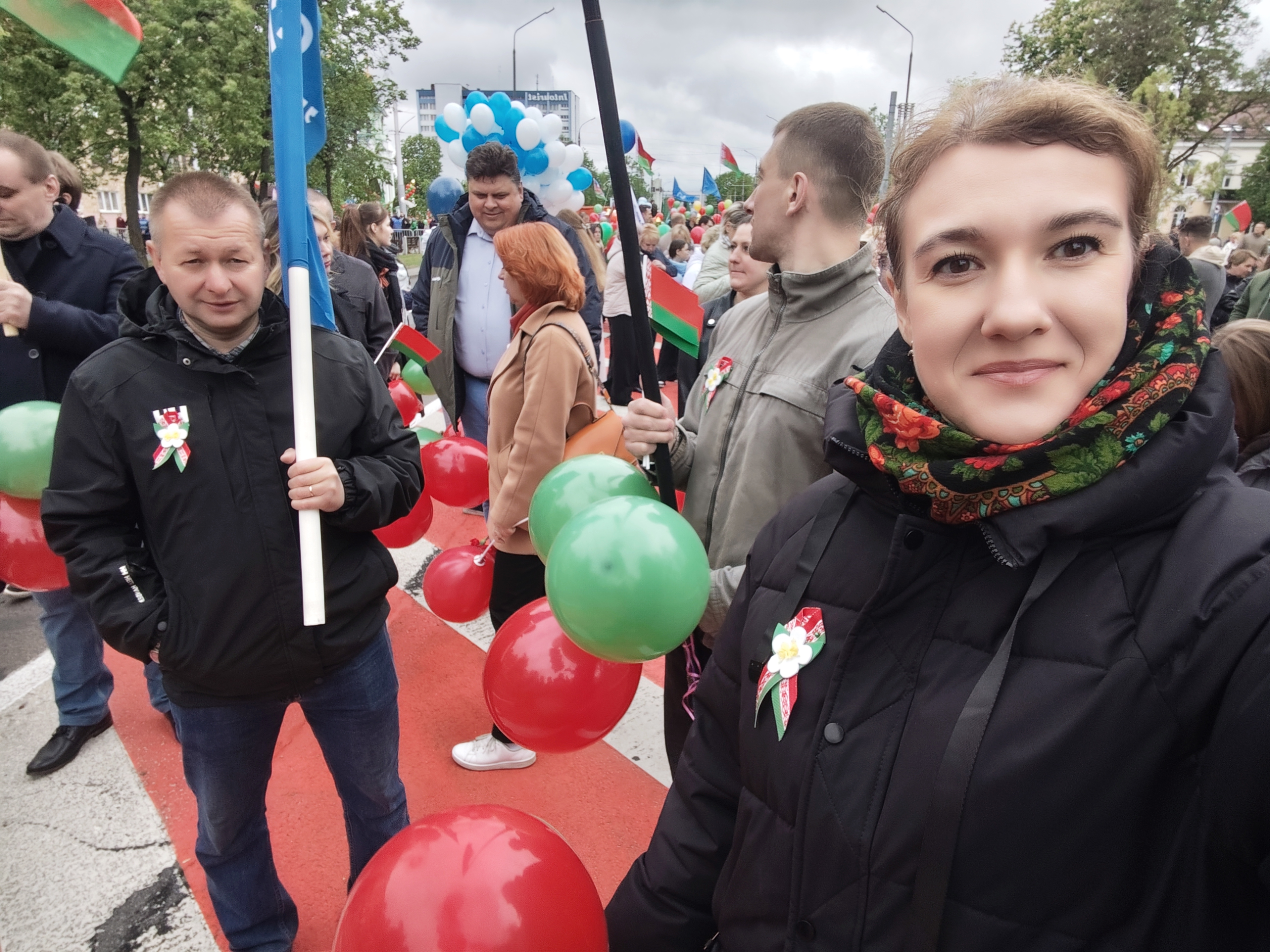Торжественный момент шествия коллектив в шествии, возложение цветов